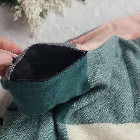 ‎INFINITY SCARF With Zippered Pockets... Super Soft! - Picture 2 of 4